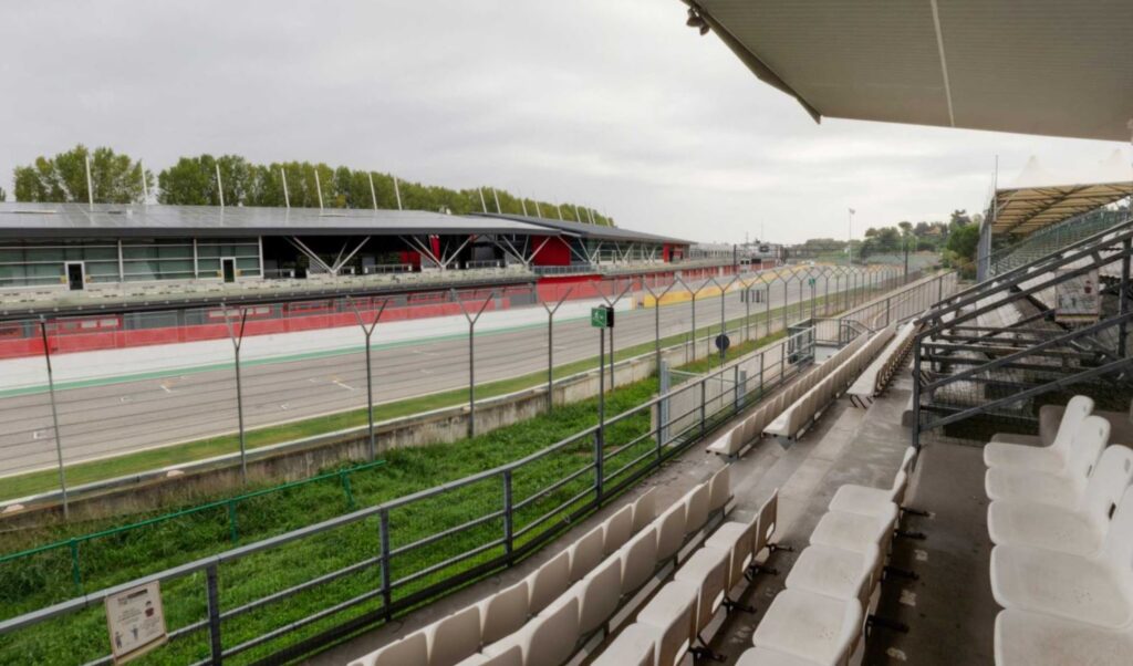 View from the Partenza 1 grandstand towards the pit lane entrance and turn 20.